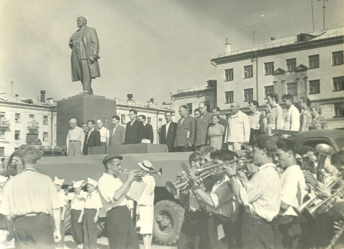 Праздненсва возле памятника Ленину