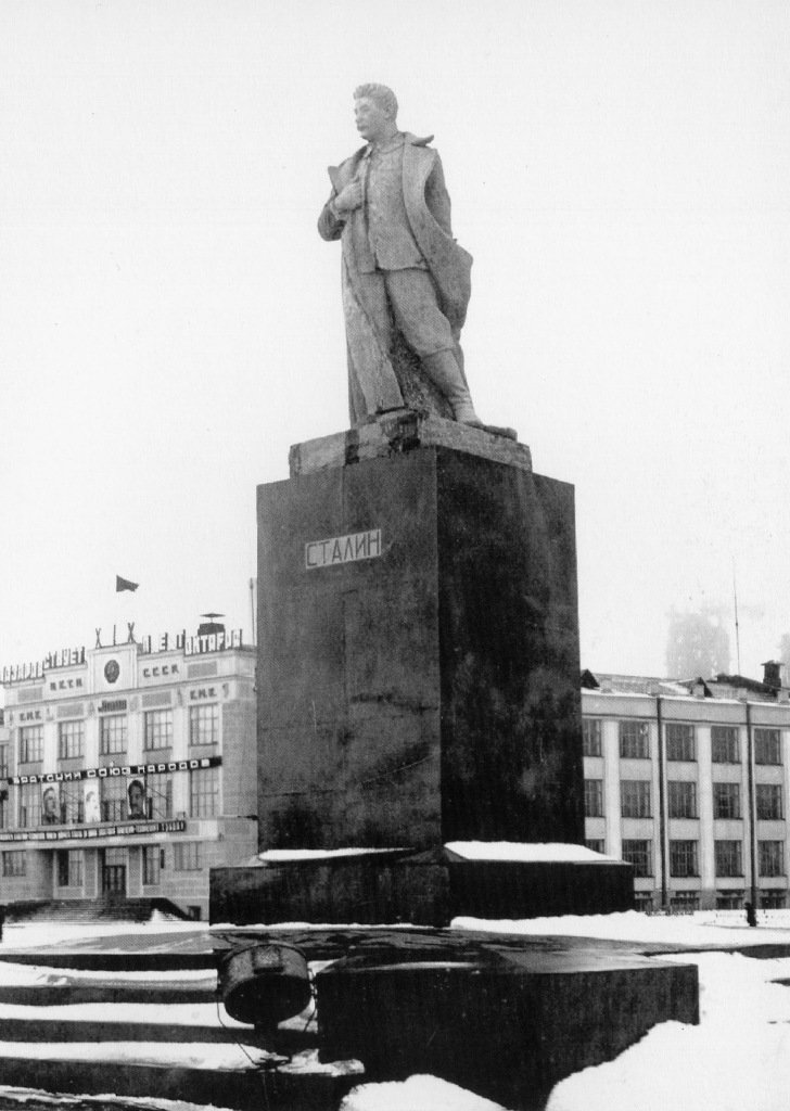 Монумент Сталину на площади Побед. 1936 год.